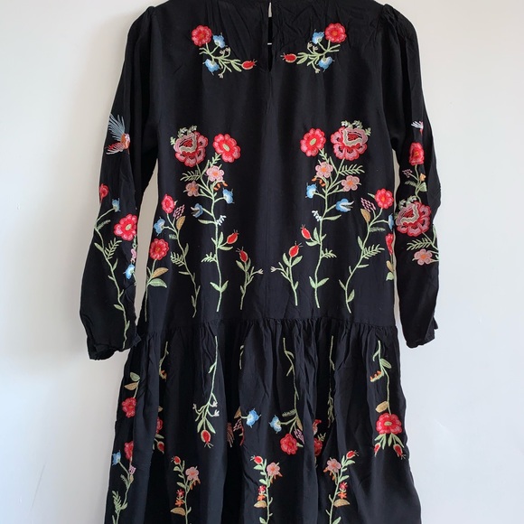 Flowy Embroidered dress - Picture 3 of 4